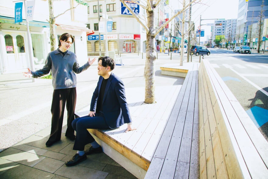 佐賀県庁に勤務するインフラコーディネーターの古賀大輝さんと、メンズノンノモデルの松岡光