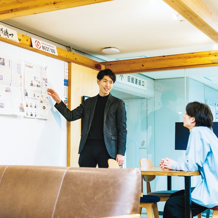 佐賀県庁の森貴洋さんの職場を訪ねるメンズノンノモデルの松岡光３