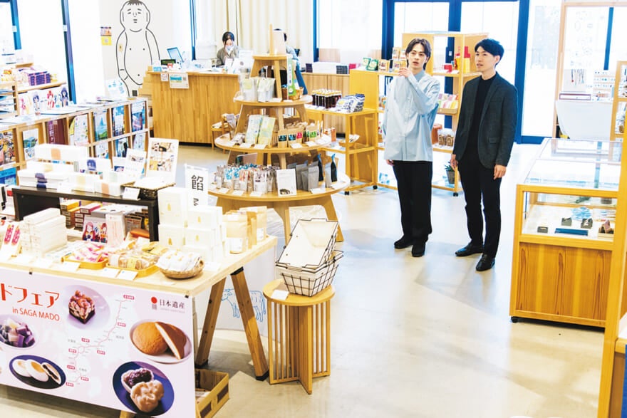 佐賀県庁の森貴洋さんの職場を訪ねるメンズノンノモデルの松岡光５