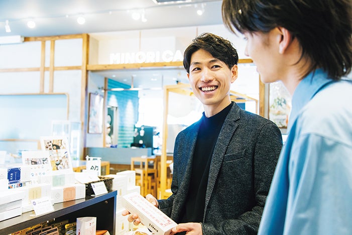 佐賀県庁の森貴洋さんの職場を訪ねるメンズノンノモデルの松岡光４