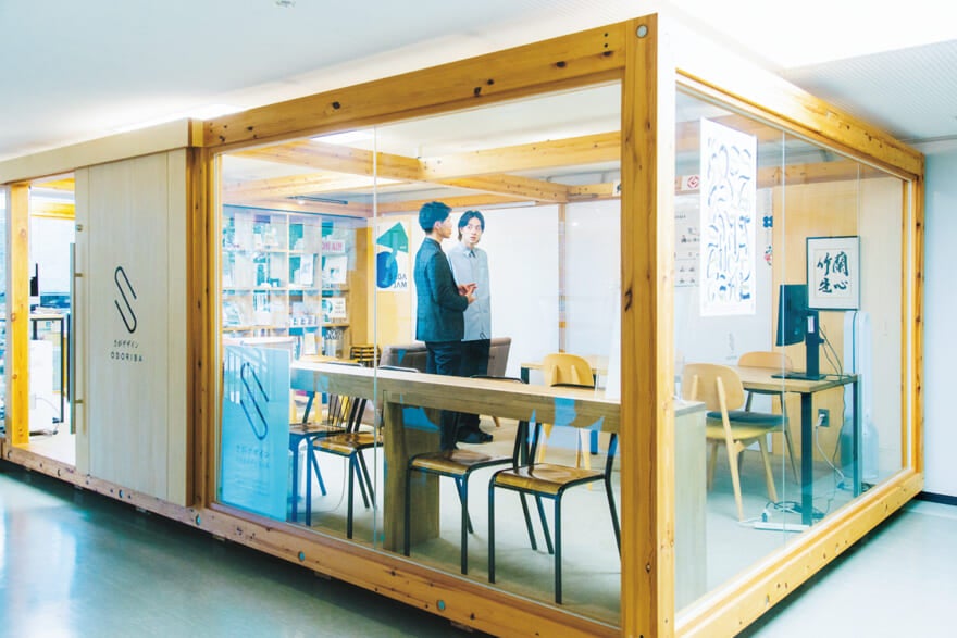 佐賀県庁の森貴洋さんの職場を訪ねるメンズノンノモデルの松岡光１