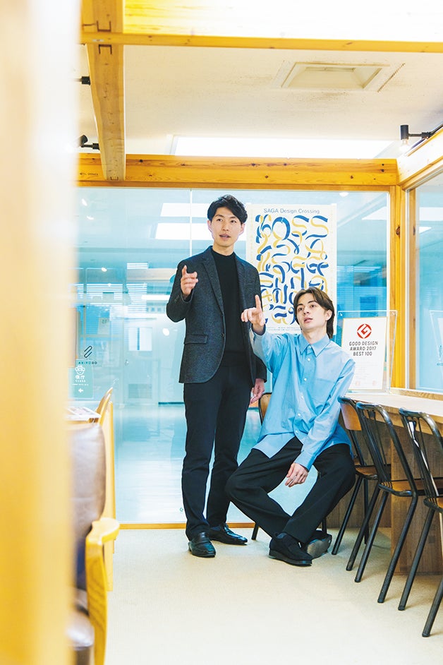 佐賀県庁の森貴洋さんの職場を訪ねるメンズノンノモデルの松岡光２