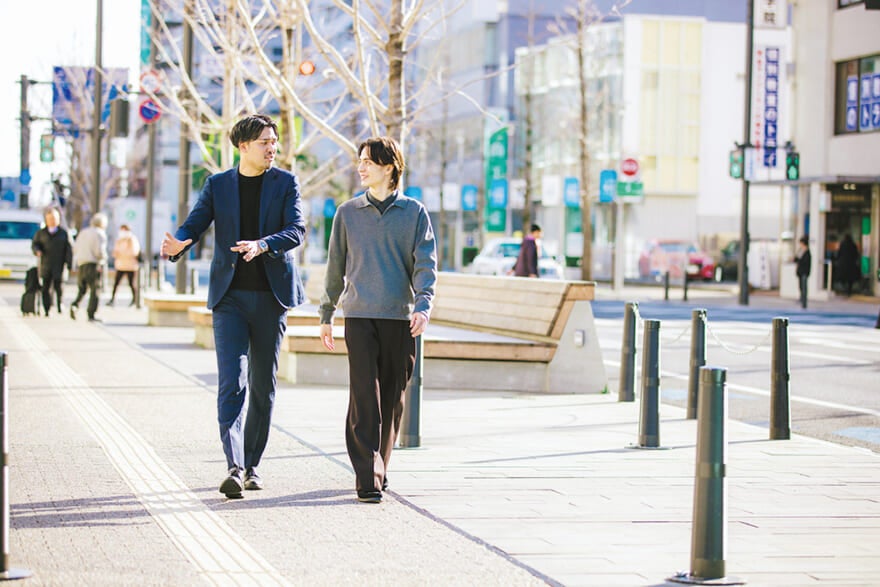 佐賀県庁の古賀大輝さんの職場を訪ねるメンズノンノモデルの松岡光３