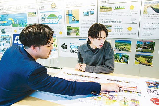 佐賀県庁の古賀大輝さんの職場を訪ねるメンズノンノモデルの松岡光４