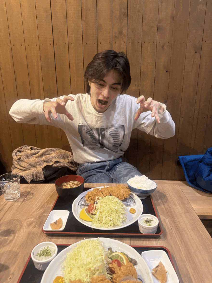 フライを前にガオーのポーズをとる松岡光