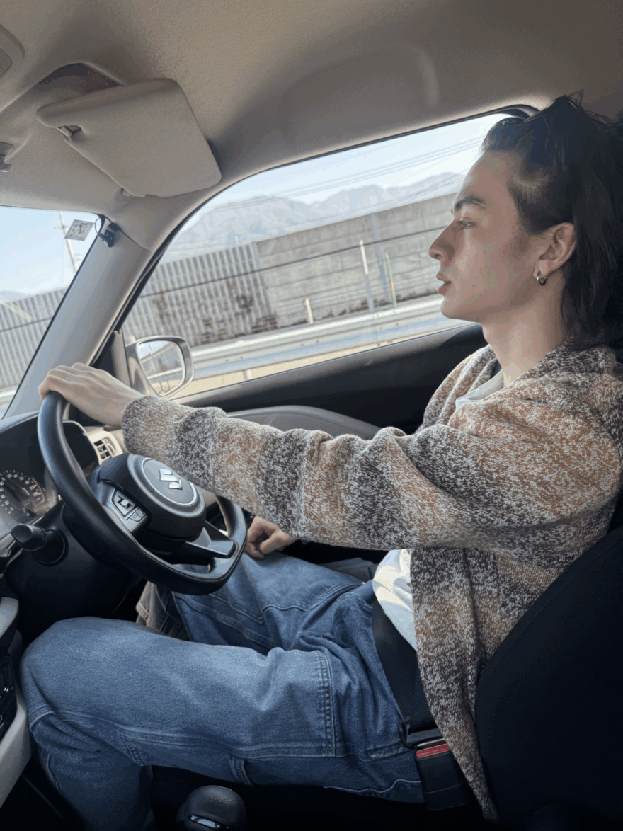 車を運転する松岡光