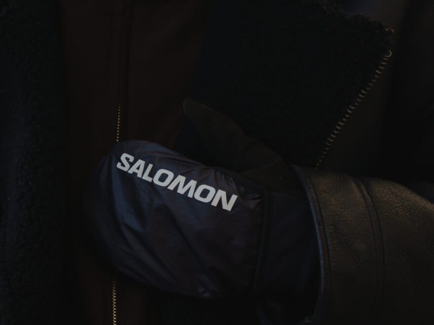 【3選】まだまだ肌寒いからムートンが着たくなって。「サロモン」のスニーカーじゃないほうをアクセントにクールに着こなす。