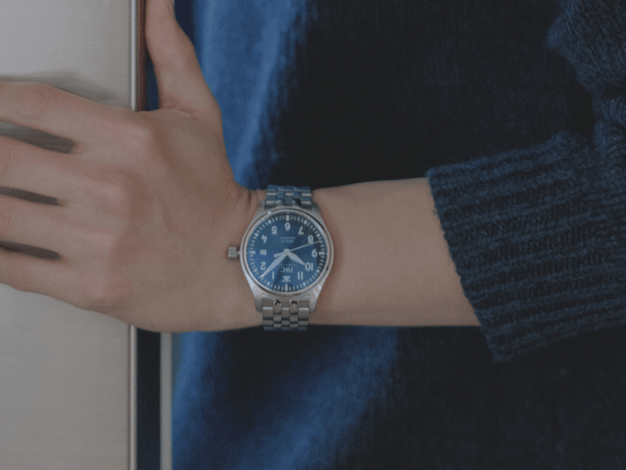 ユースフルでドレッシーな「IWC」。春の装いに添えたい、ブルーの気品[Watch- 今月のウォッチ]