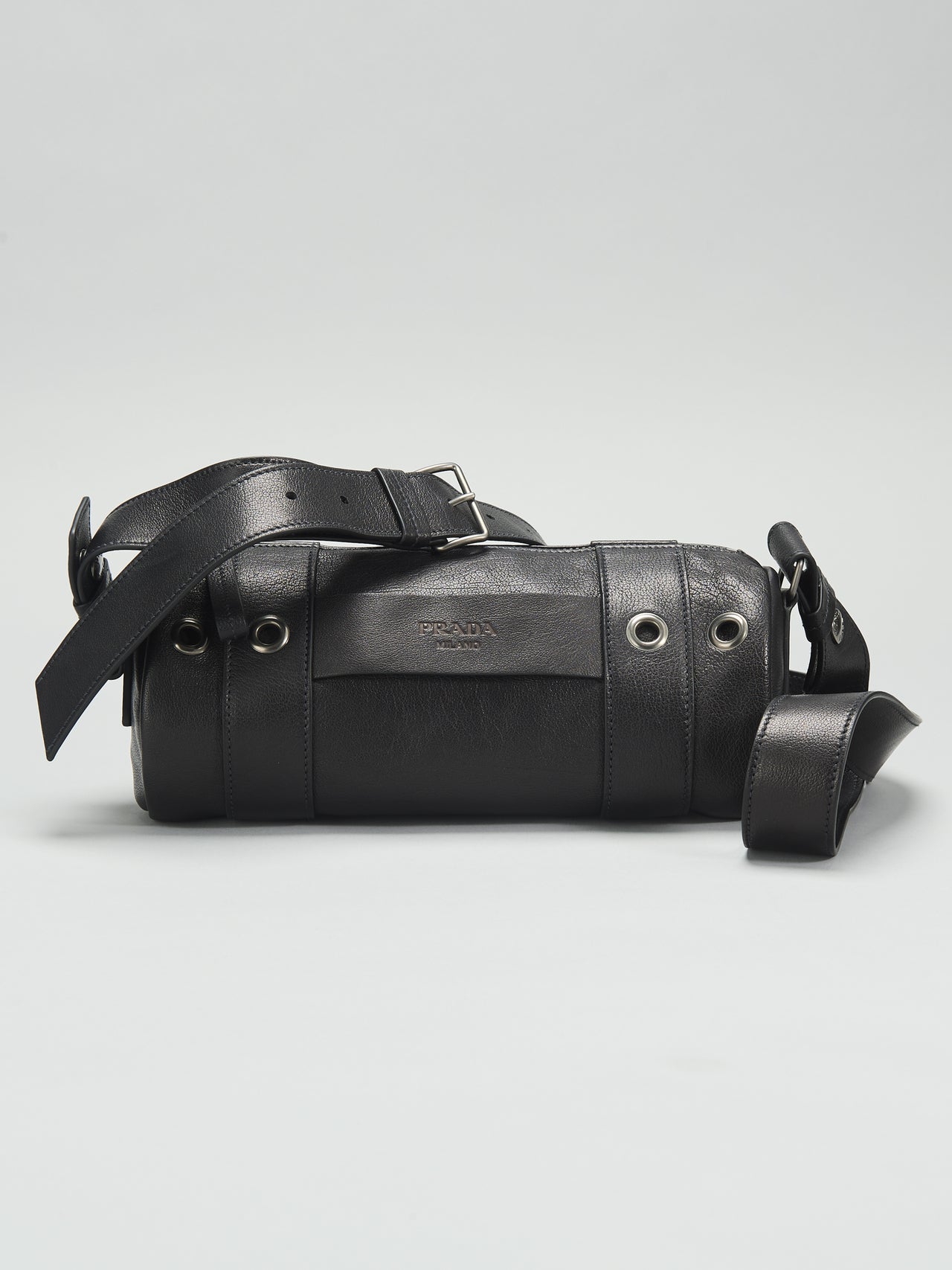 「プラダ」の黒いバッファローレザーショルダーバッグ