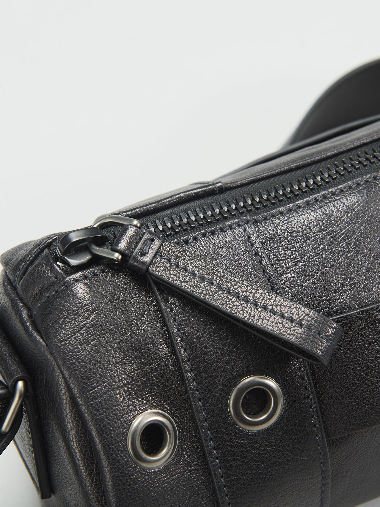 「プラダ」の黒いバッファローレザーショルダーバッグのジッププル