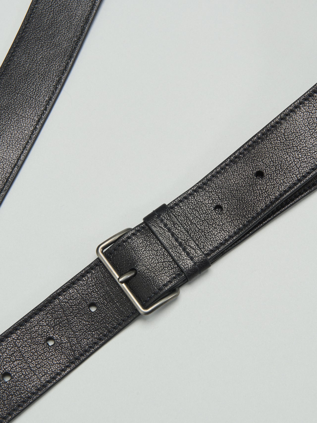 「プラダ」の黒いバッファローレザーショルダーバッグのショルダーストラップ