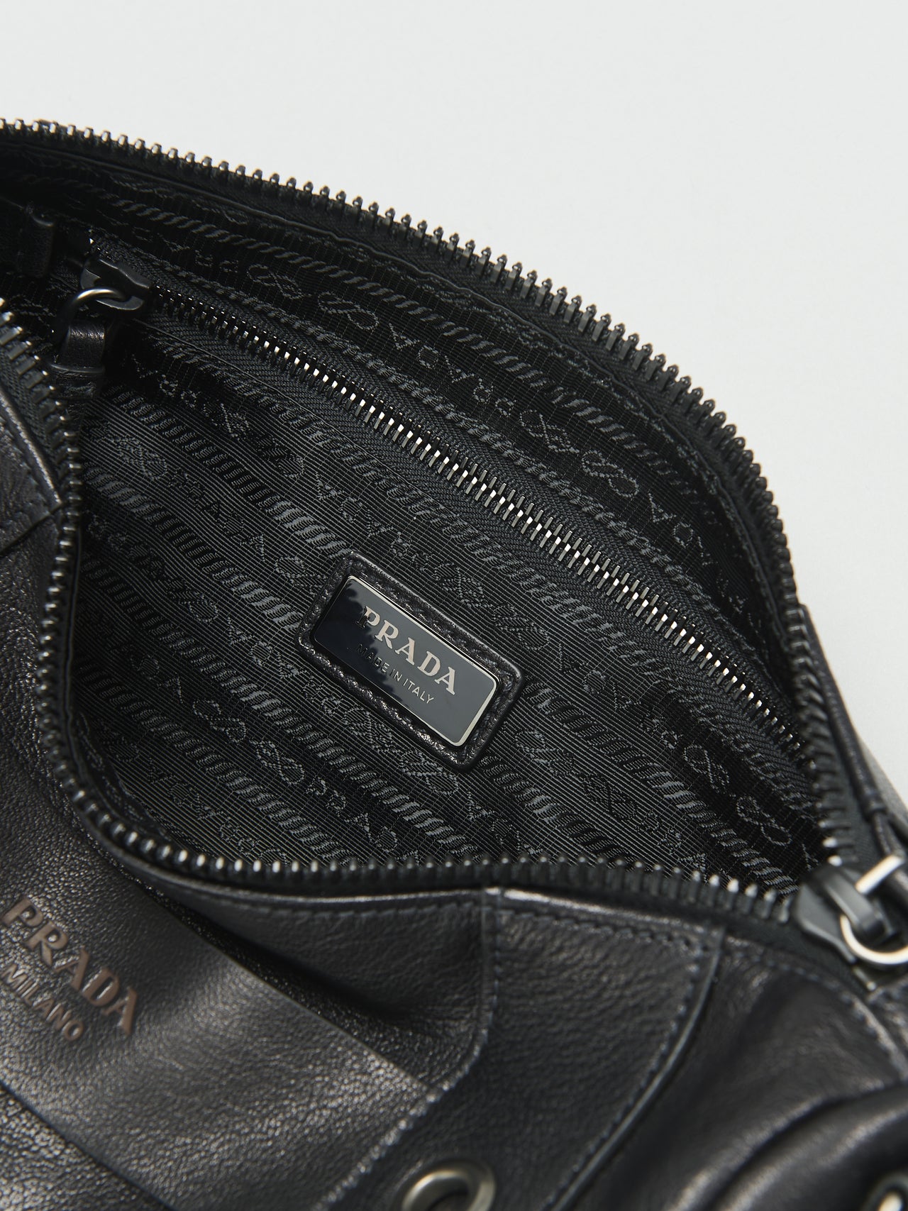 「プラダ」の黒いバッファローレザーショルダーバッグのライニング、ポケット