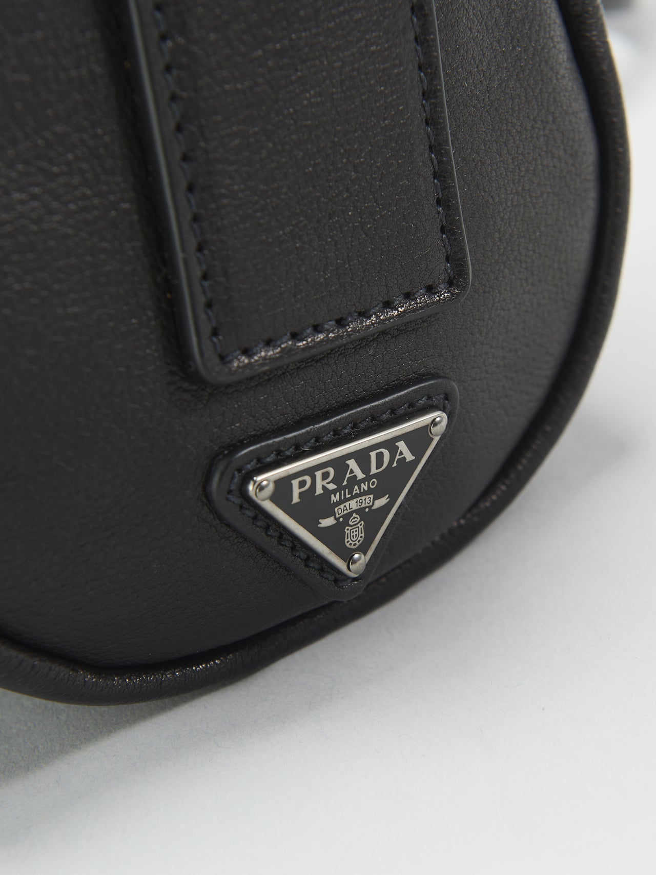 「プラダ」の黒いバッファローレザーショルダーバッグのメタルのトライアングルロゴ