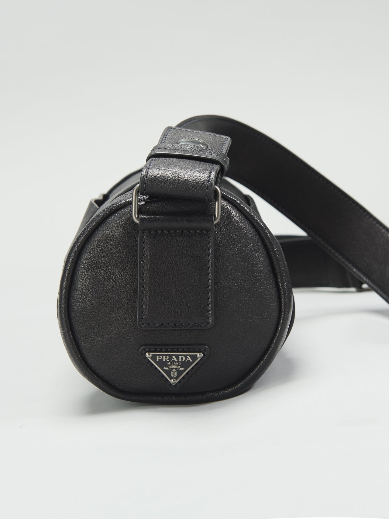 「プラダ」の黒いバッファローレザーショルダーバッグのサイド