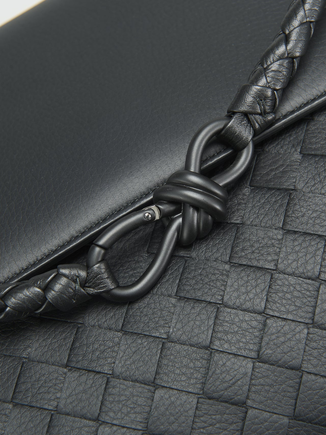 ボッテガ・ヴェネタの黒レザーメッセンジャー/アンディアーモ メッセンジャー バッグのノットディテールのメタルパーツ