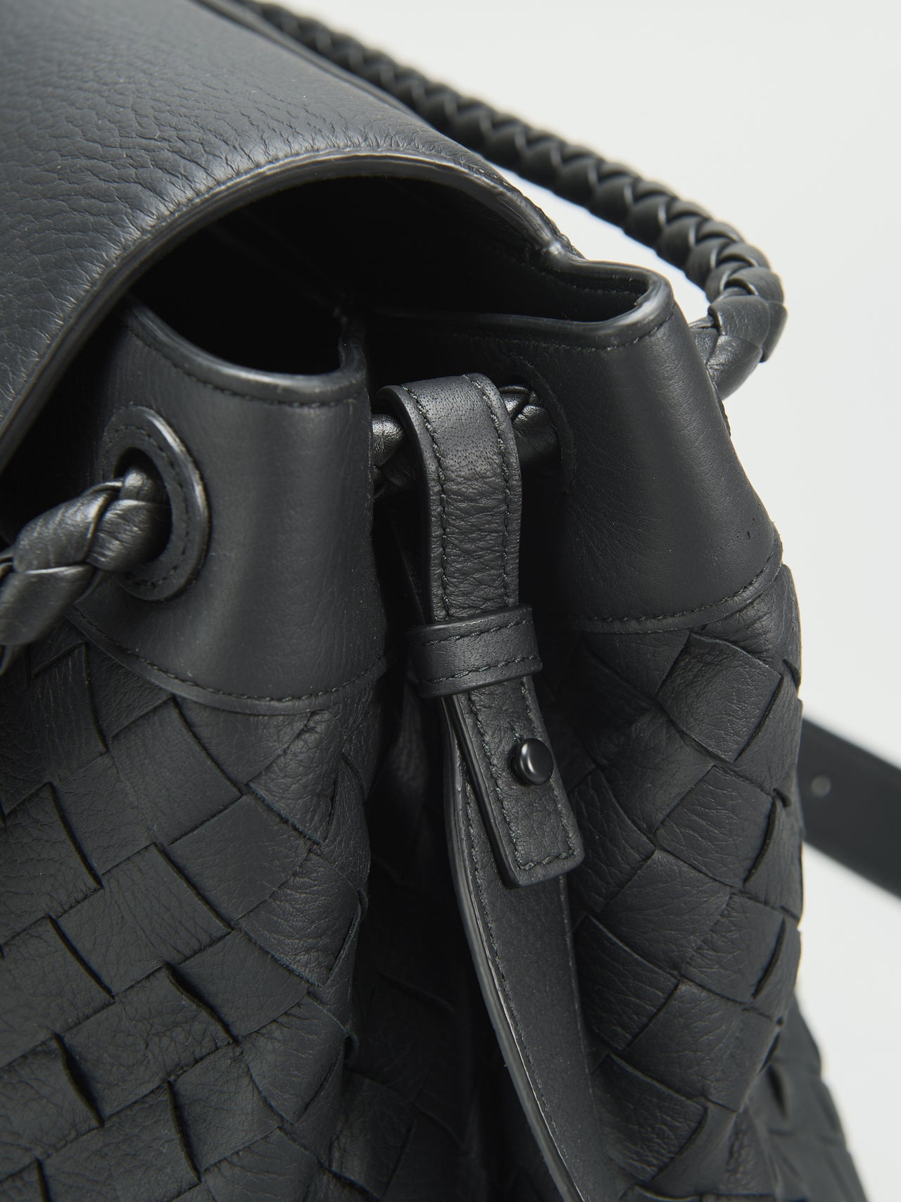 ボッテガ・ヴェネタの黒レザーメッセンジャー/アンディアーモ メッセンジャー バッグのショルダーストラップ