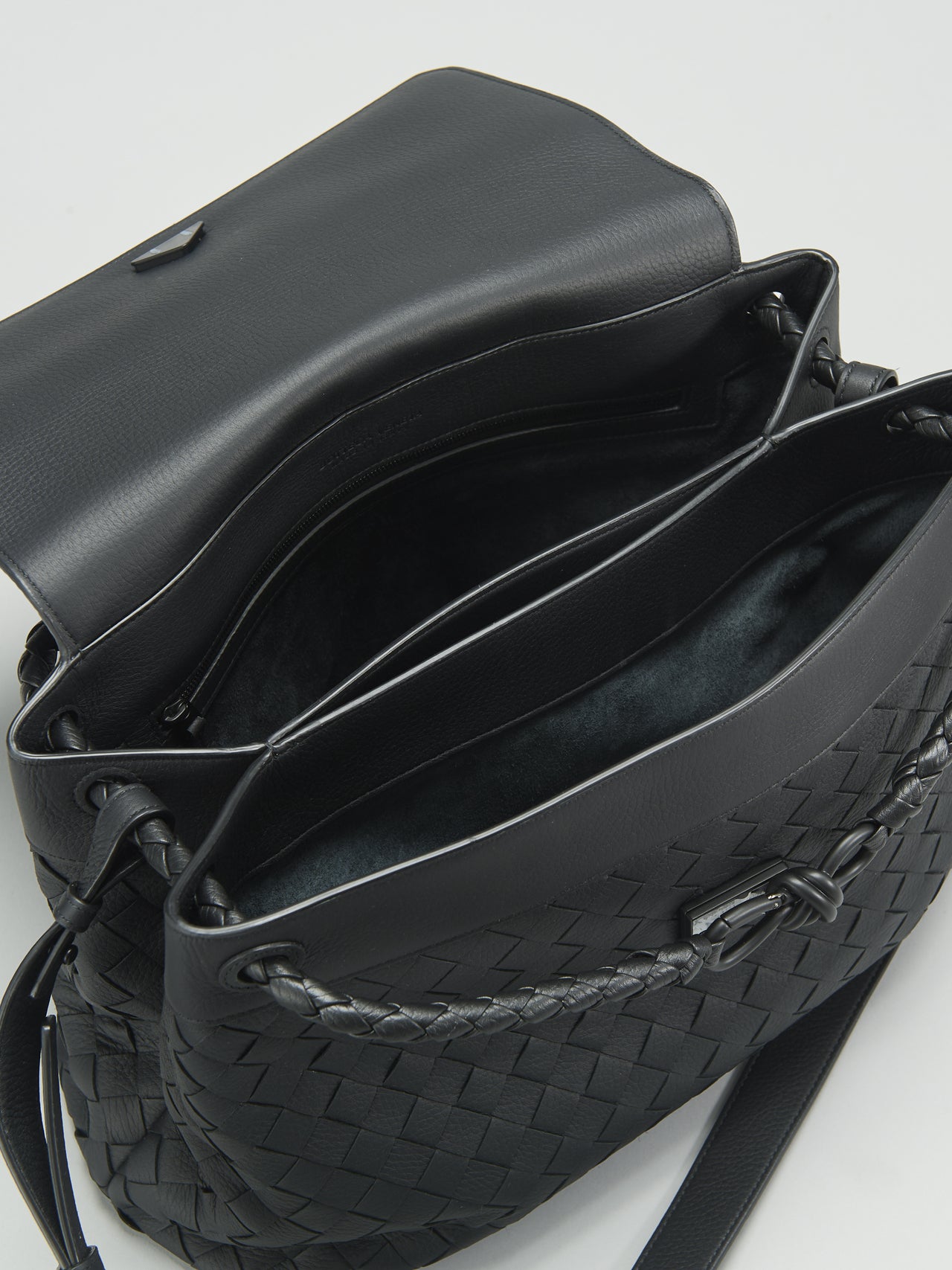 ボッテガ・ヴェネタの黒レザーメッセンジャー/アンディアーモ メッセンジャー バッグのメインコンパートメント