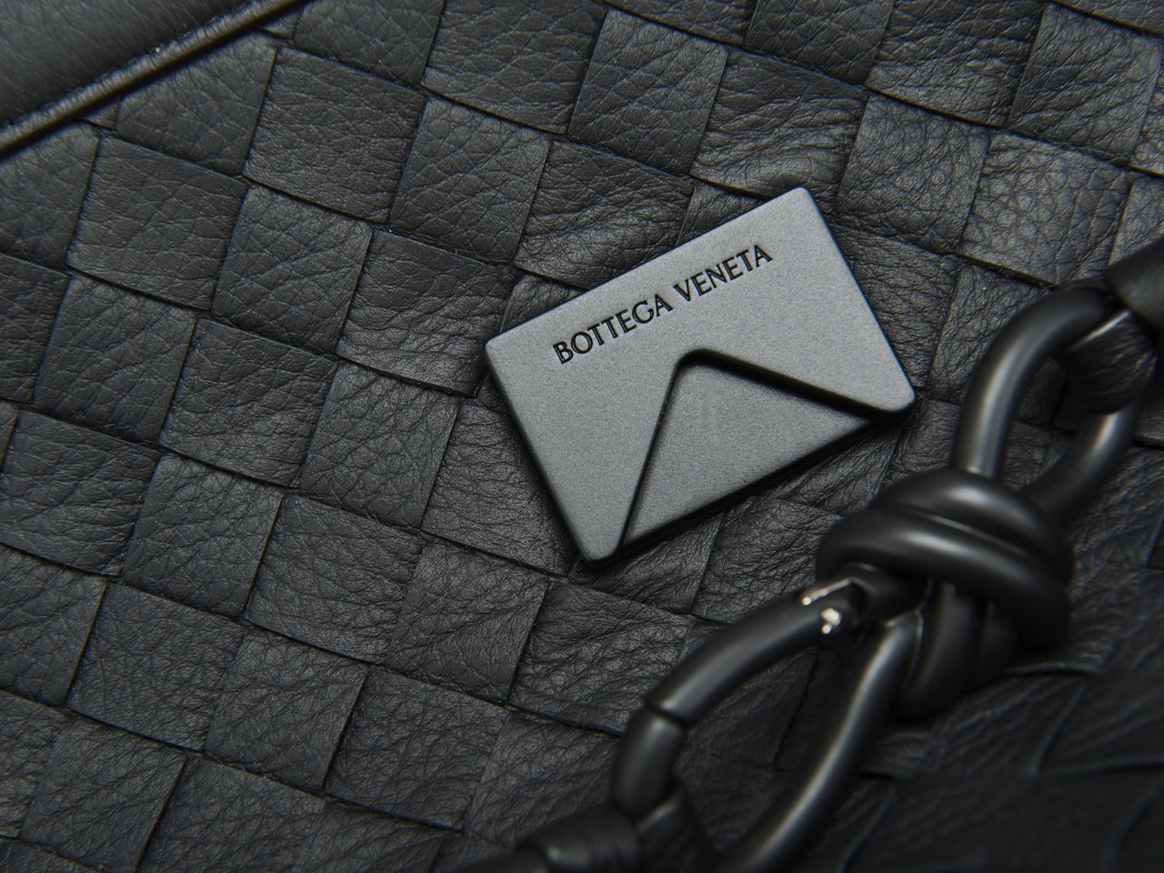 ボッテガ・ヴェネタの黒レザーメッセンジャー/アンディアーモ メッセンジャー バッグのロゴ寄り