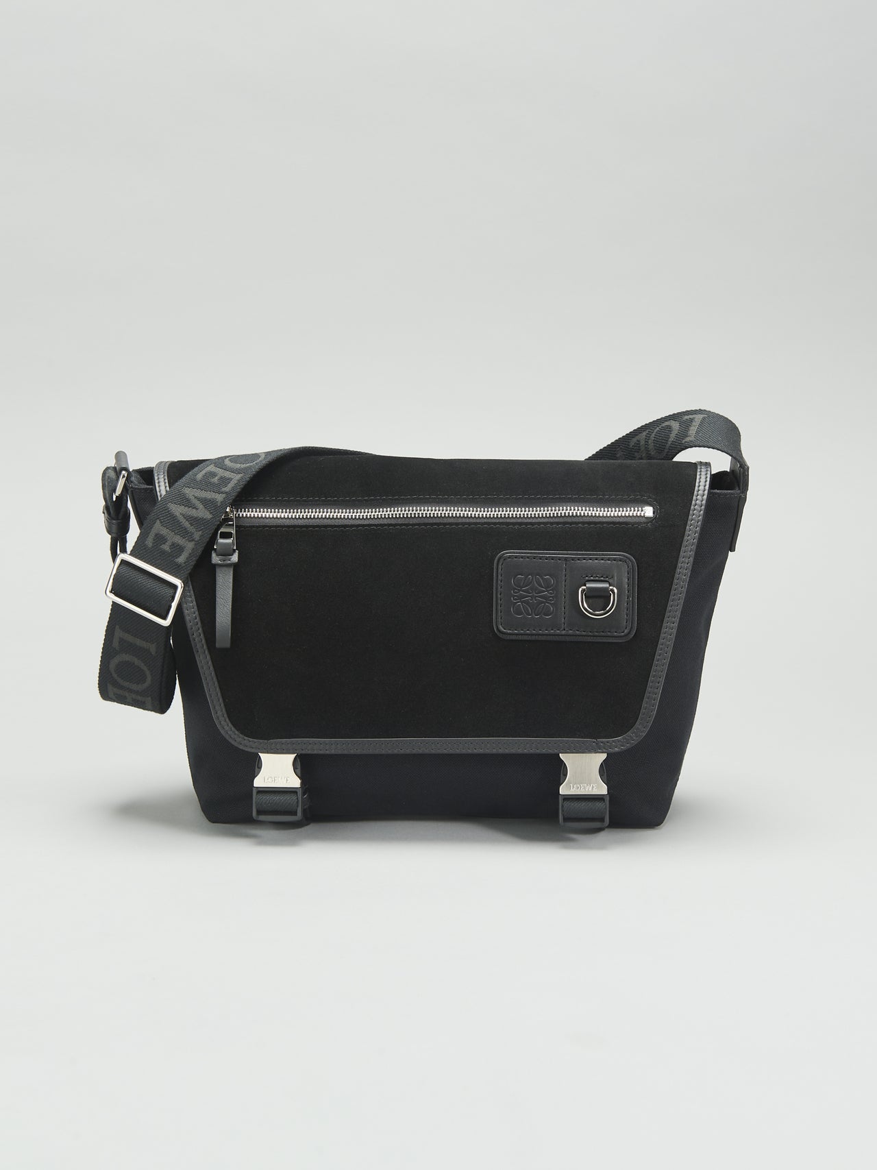 「ロエベ」の春が来る前に買うべき黒の新作バッグ フレックス メッセンジャーバッグ 