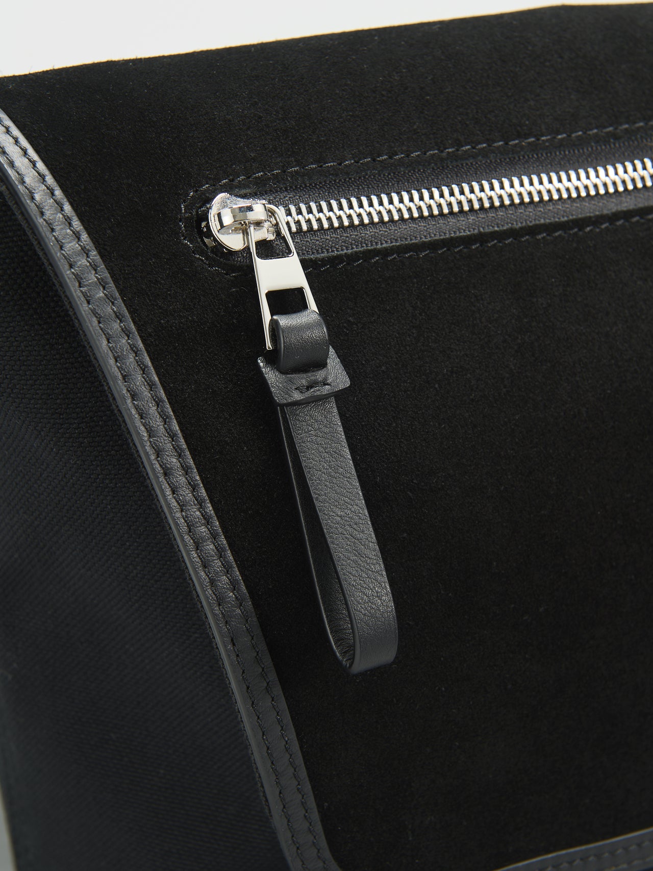 「ロエベ」の春が来る前に買うべき黒の新作バッグ フレックス メッセンジャーバッグ のファスナーとファスナープル