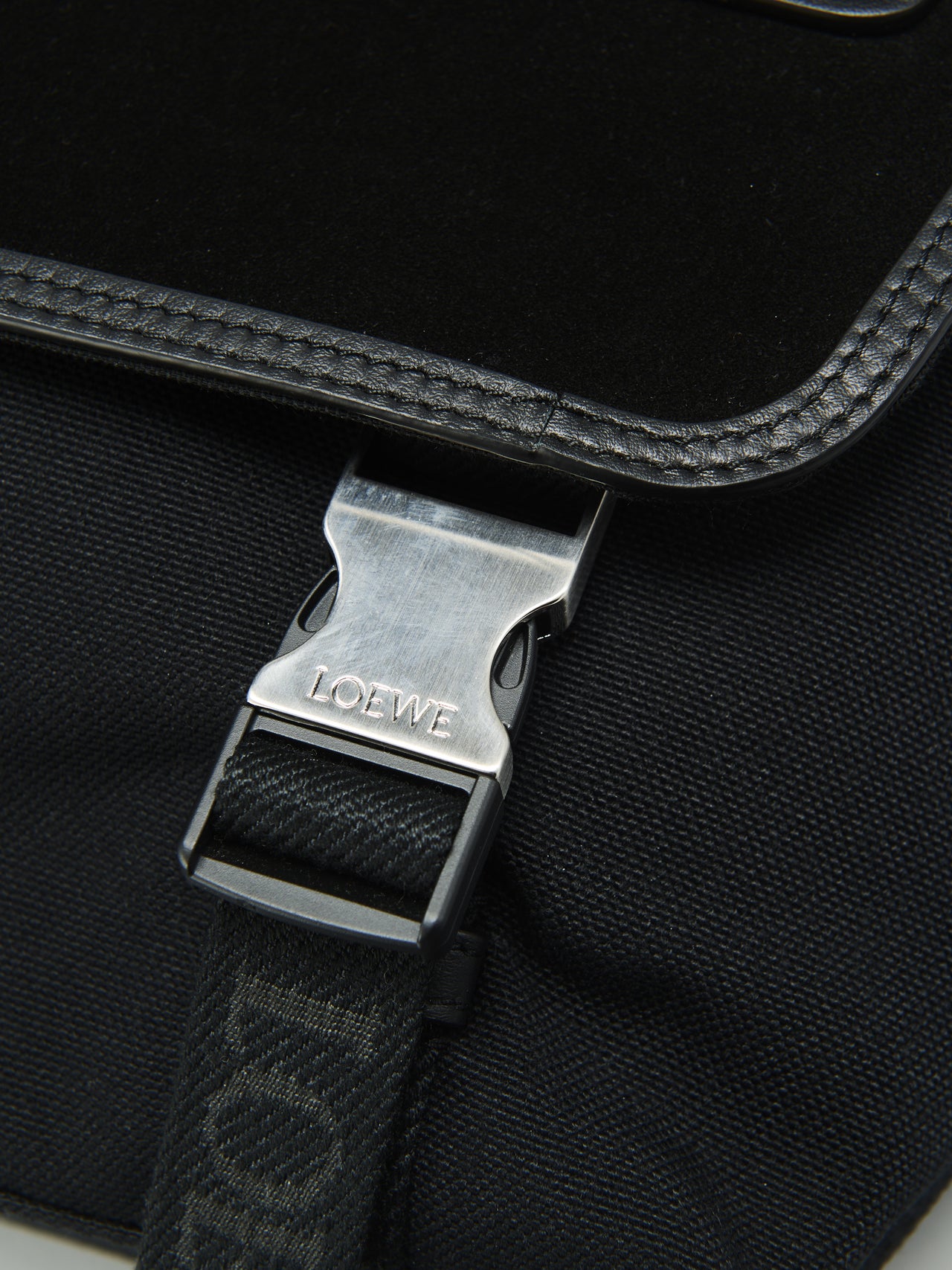 「ロエベ」の春が来る前に買うべき黒の新作バッグ フレックス メッセンジャーバッグ のバックル