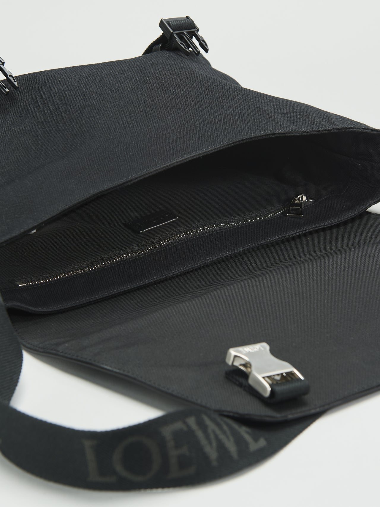 「ロエベ」の春が来る前に買うべき黒の新作バッグ フレックス メッセンジャーバッグ のメインコンパートメント