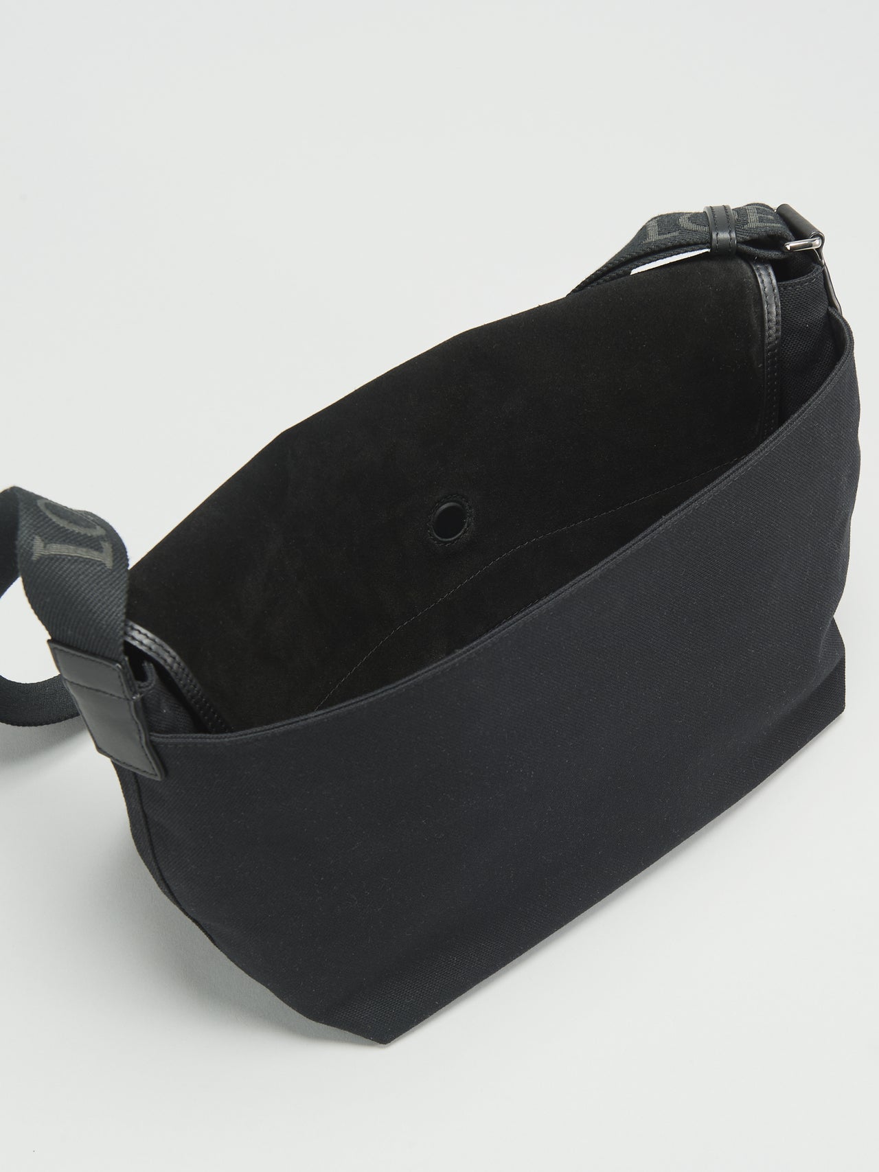 「ロエベ」の春が来る前に買うべき黒の新作バッグ フレックス メッセンジャーバッグ のバックポケット