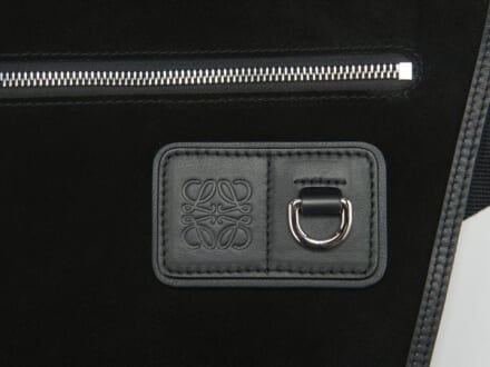 「ロエベ」で春に向けて買うべき新作“黒バッグ”はキャンバス＆スエードのコンビが秀逸なメッセンジャーバッグ！［LOEWE］