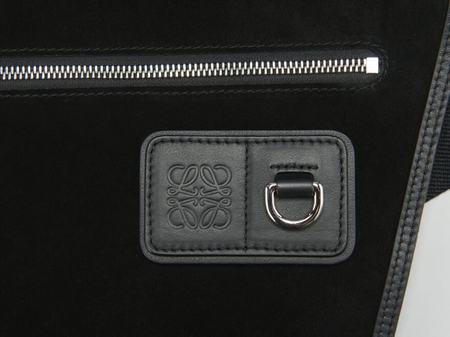 「ロエベ」で春に向けて買うべき新作“黒バッグ”はキャンバス＆スエードのコンビが秀逸なメッセンジャーバッグ！［LOEWE］