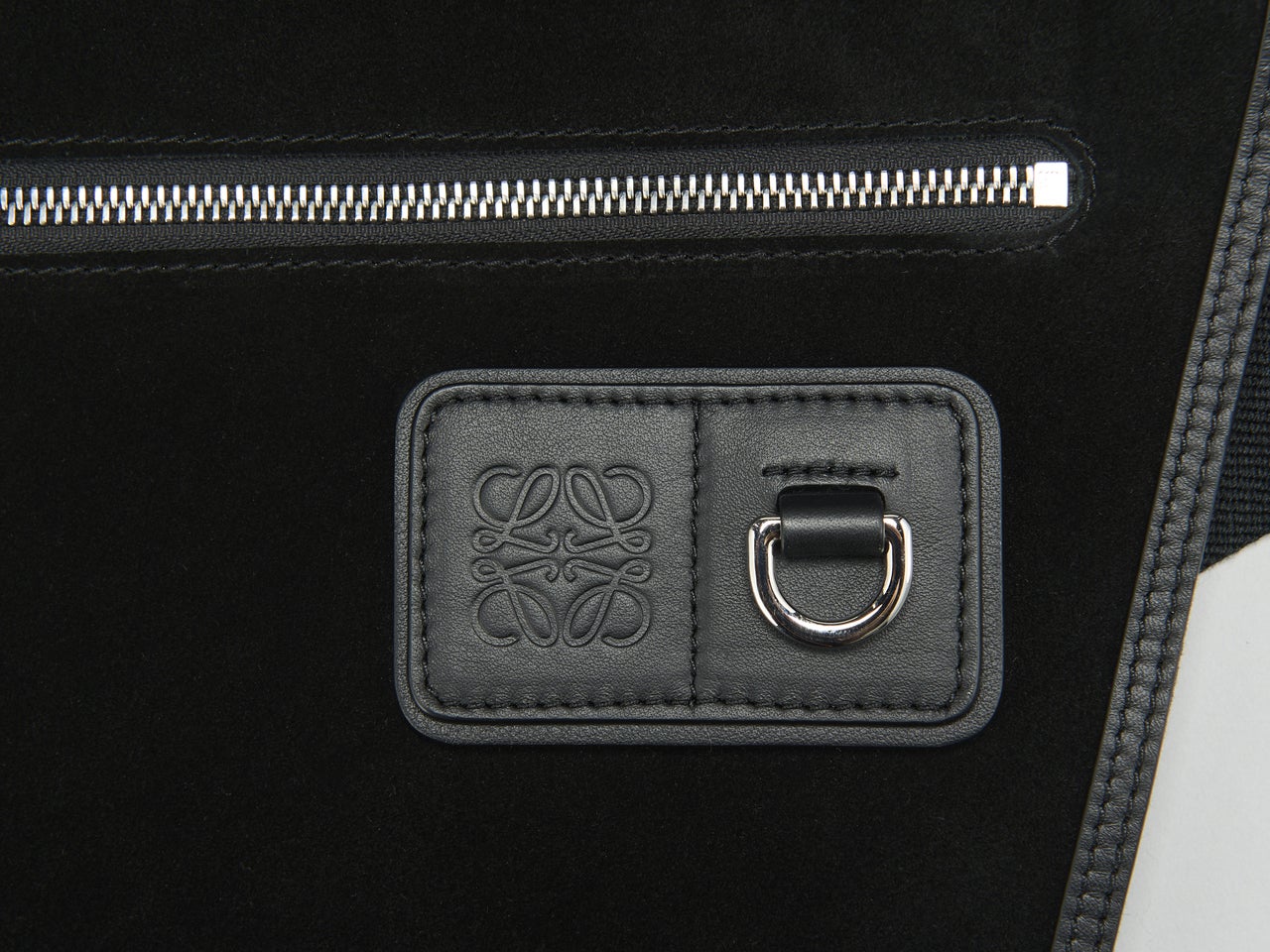 「ロエベ」で春に向けて買うべき新作“黒バッグ”はキャンバス＆スエードのコンビが秀逸なメッセンジャーバッグ！［LOEWE］