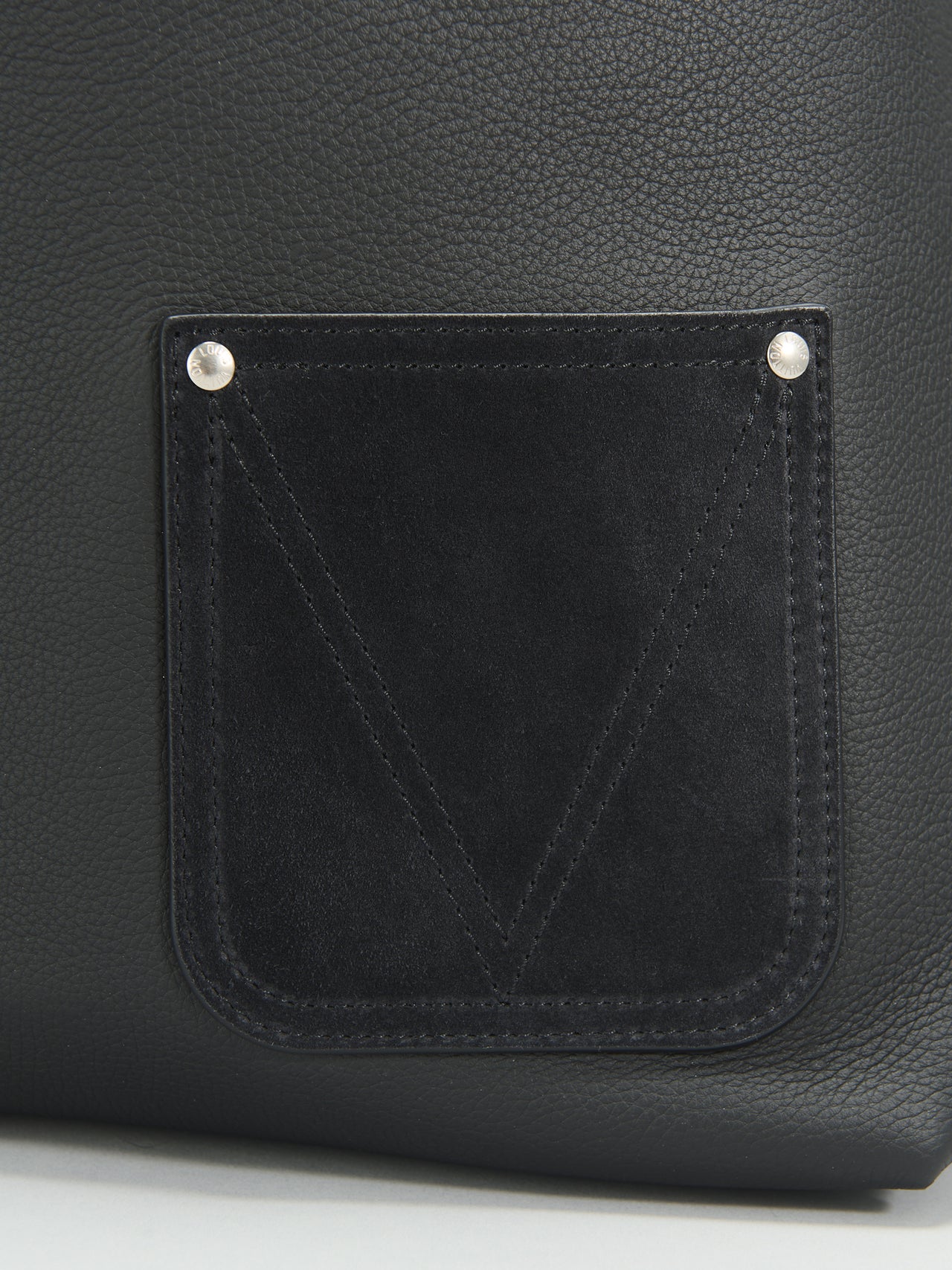 「ルイ・ヴィトン」で春に向けて買うべき新作&ldquo;黒レザーバッグ&rdquo;ヴェルソ･トートのフロントのパッチポケット