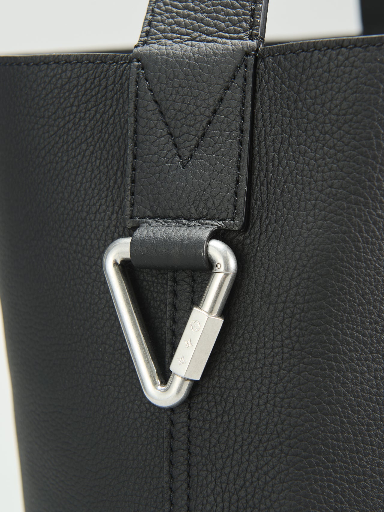 「ルイ・ヴィトン」で春に向けて買うべき新作&ldquo;黒レザーバッグ&rdquo;ヴェルソ･トートのサイドのカラビナ