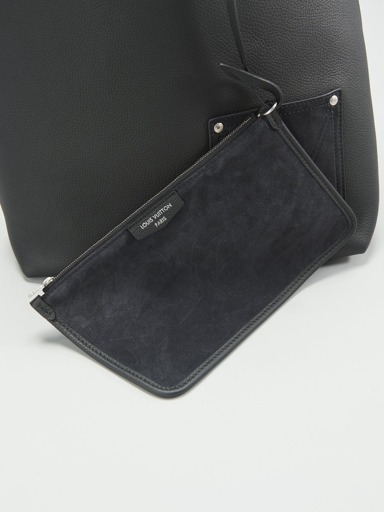 「ルイ・ヴィトン」で春に向けて買うべき新作&ldquo;黒レザーバッグ&rdquo;ヴェルソ･トートの付属のポーチ