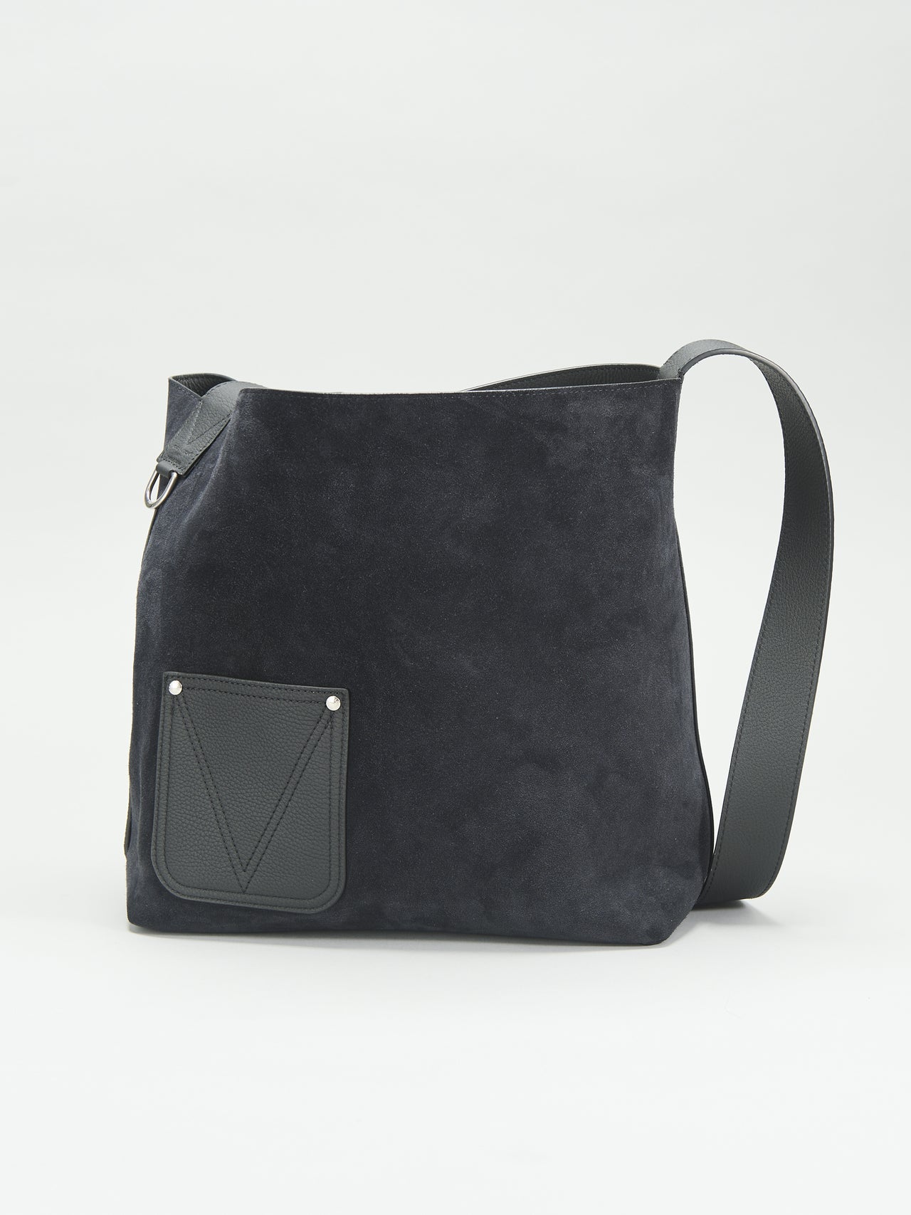 「ルイ・ヴィトン」で春に向けて買うべき新作&ldquo;黒レザーバッグ&rdquo;ヴェルソ･トートの裏返したスエード面