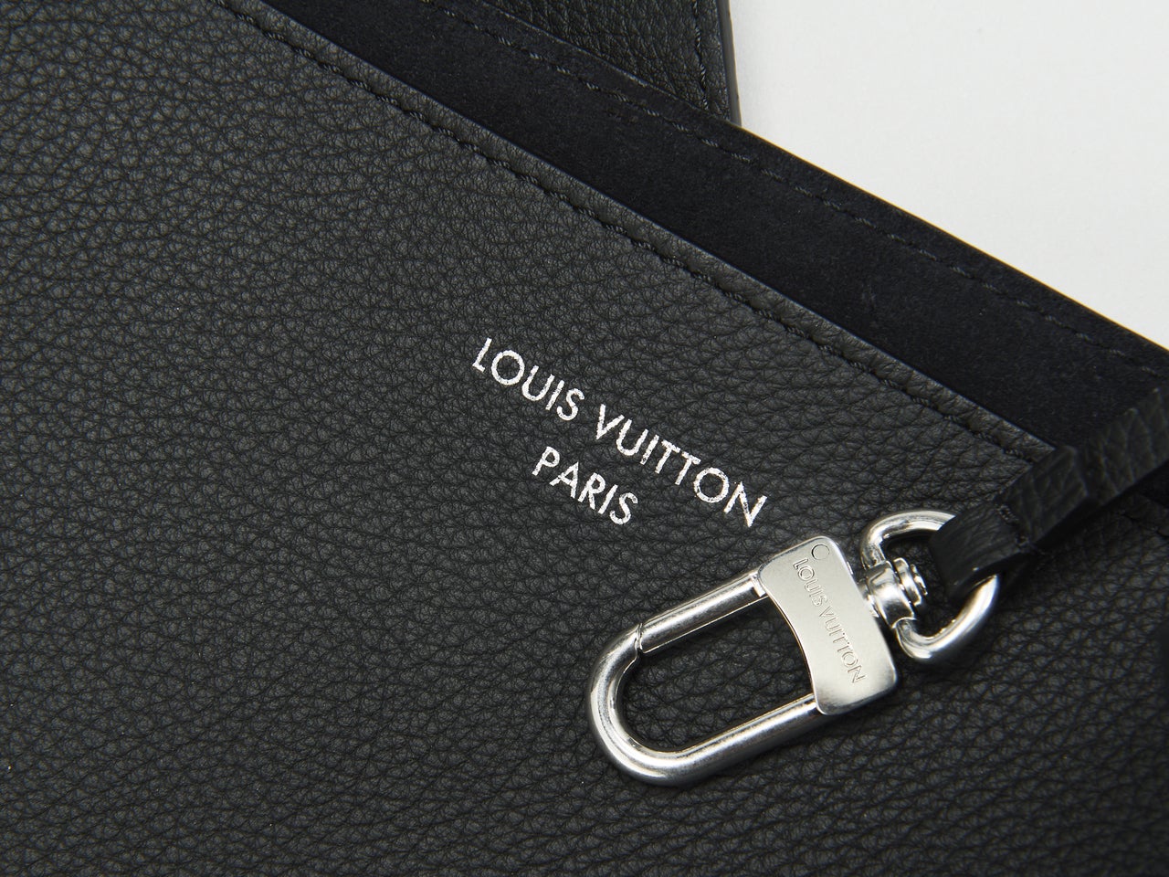 「ルイ・ヴィトン」で春に向けて買うべき新作&ldquo;黒レザーバッグ&rdquo;ヴェルソ･トートのロゴ