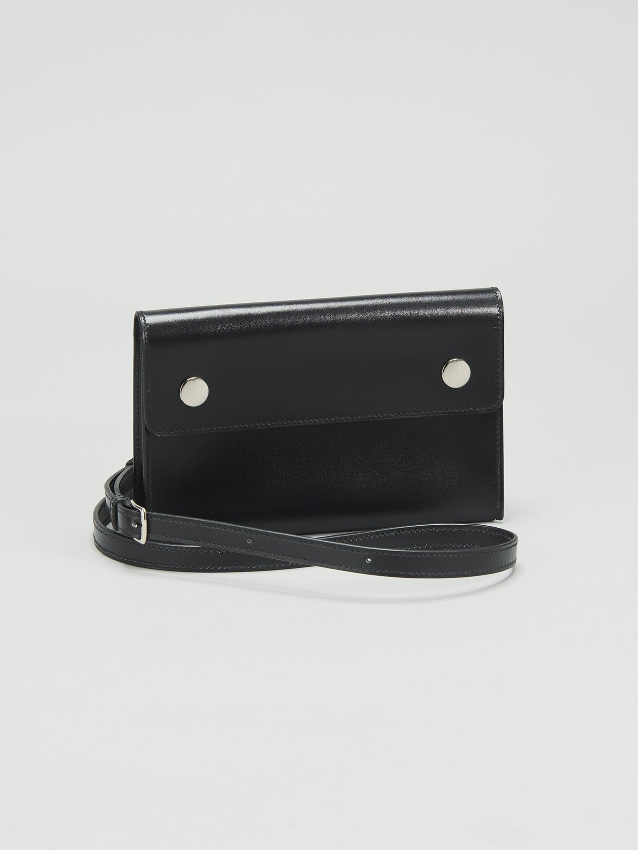 エルメスの黒い「ウォレットバッグ／エルメスナップ」