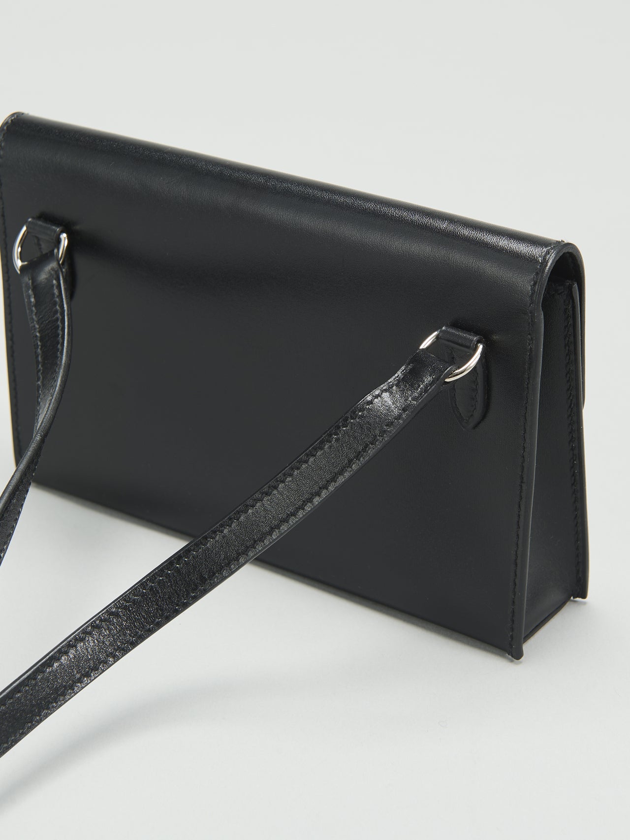 エルメスの黒い「ウォレットバッグ／エルメスナップ」の背面のストラップ