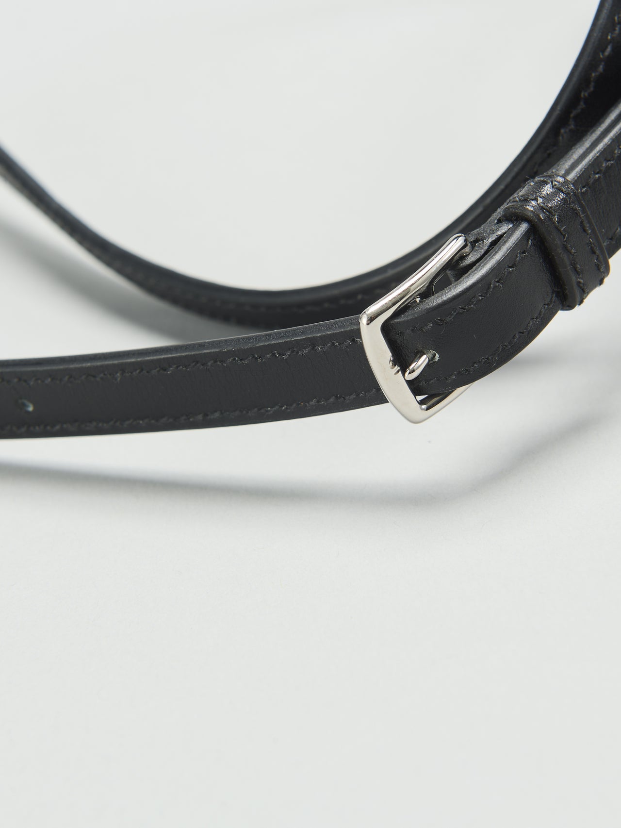 エルメスの黒い「ウォレットバッグ／エルメスナップ」のショルダーストラップ