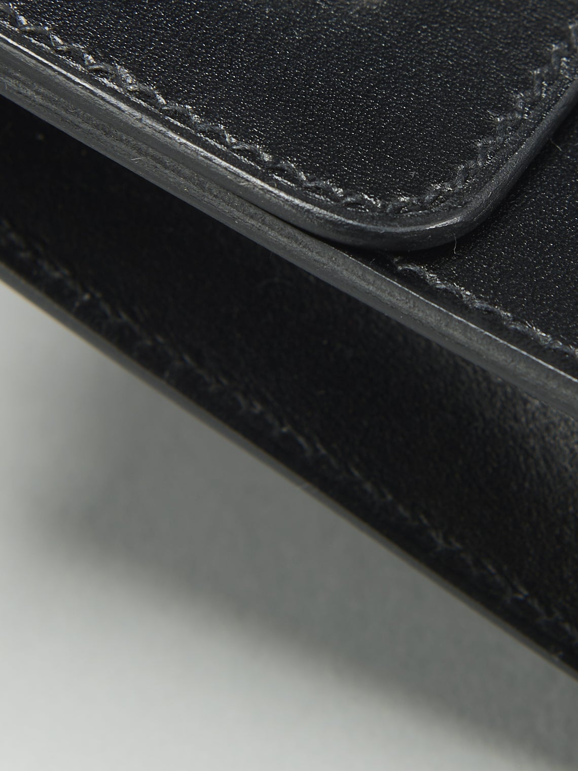 エルメスの黒い「ウォレットバッグ／エルメスナップ」のコバ染