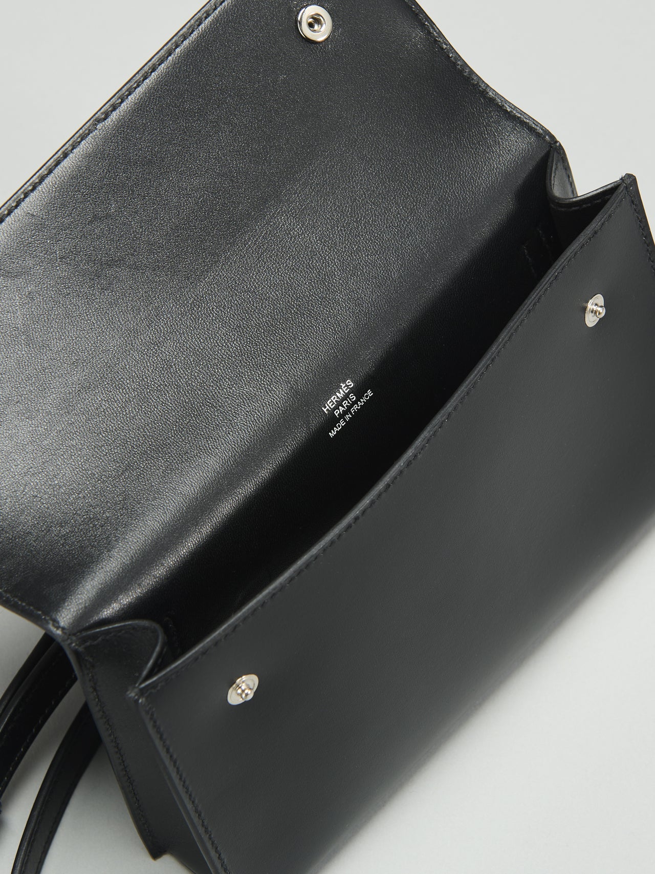 「ウォレットバッグ／エルメスの黒い「ウォレットバッグ／エルメスナップ」のフラップ、メインコンパートメント