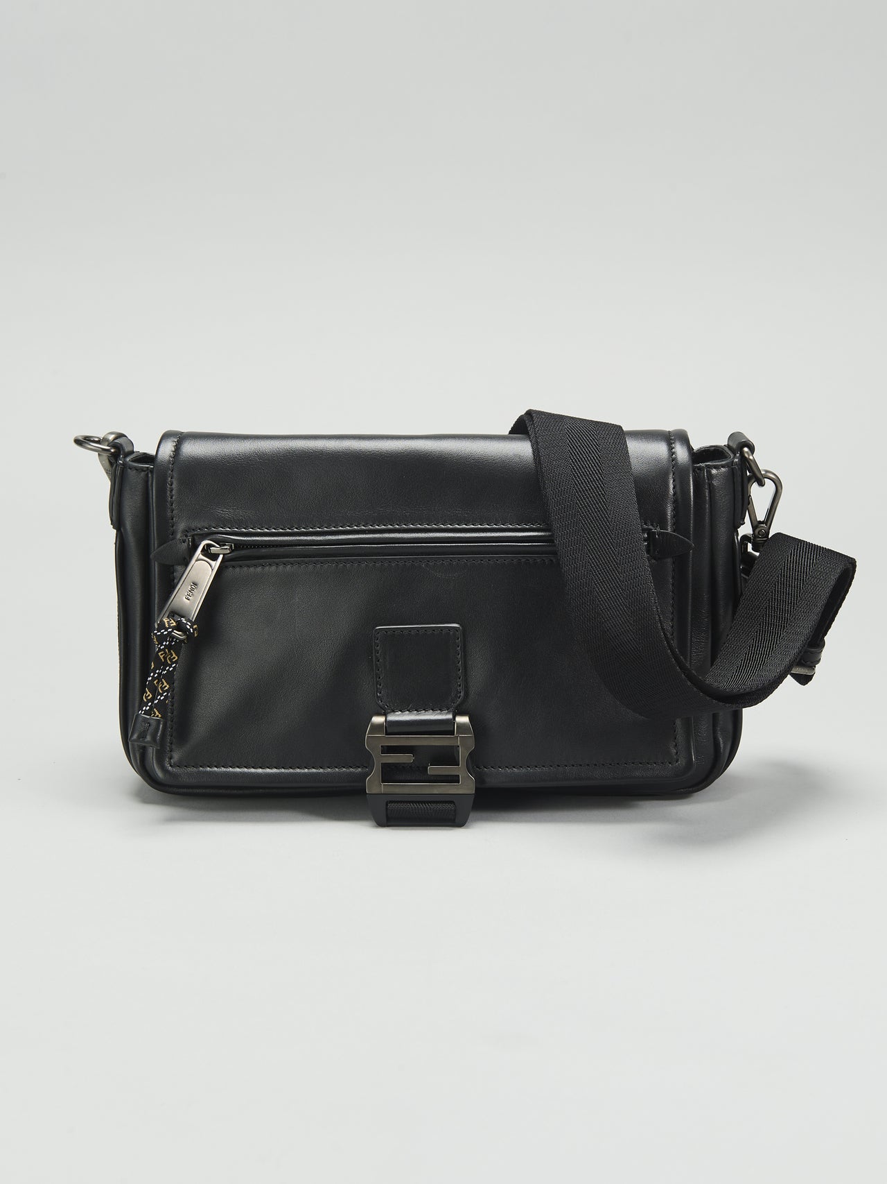 「フェンディ フラックス メッセンジャー」バッグ