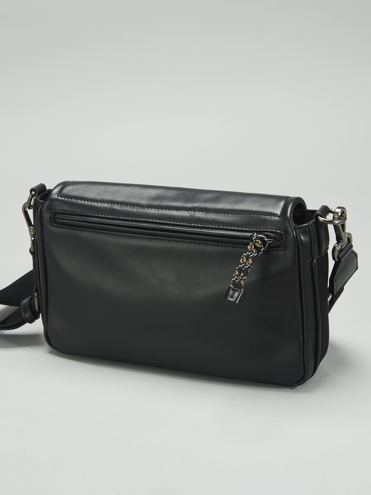 「フェンディ フラックス メッセンジャー」バッグの背面のファスナー