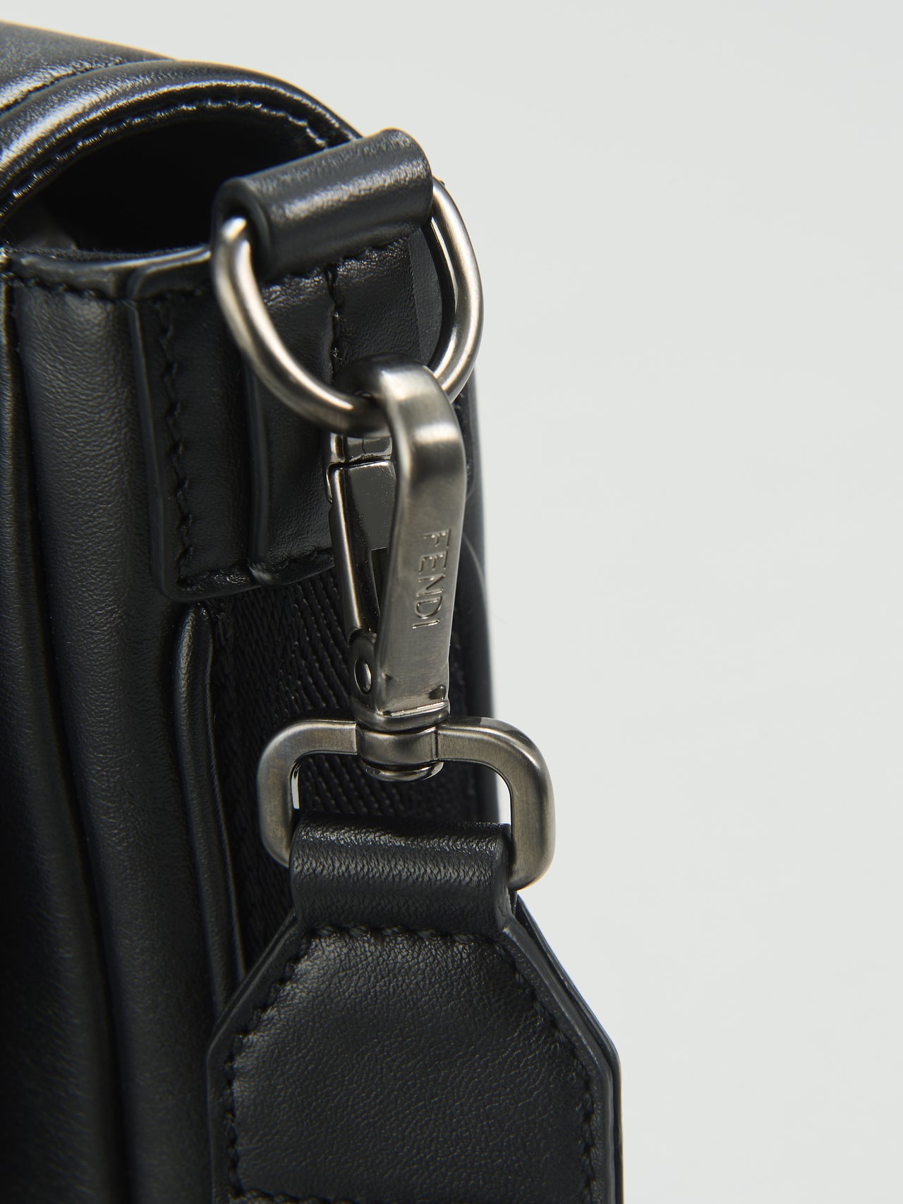 「フェンディ フラックス メッセンジャー」バッグのストラップのフック