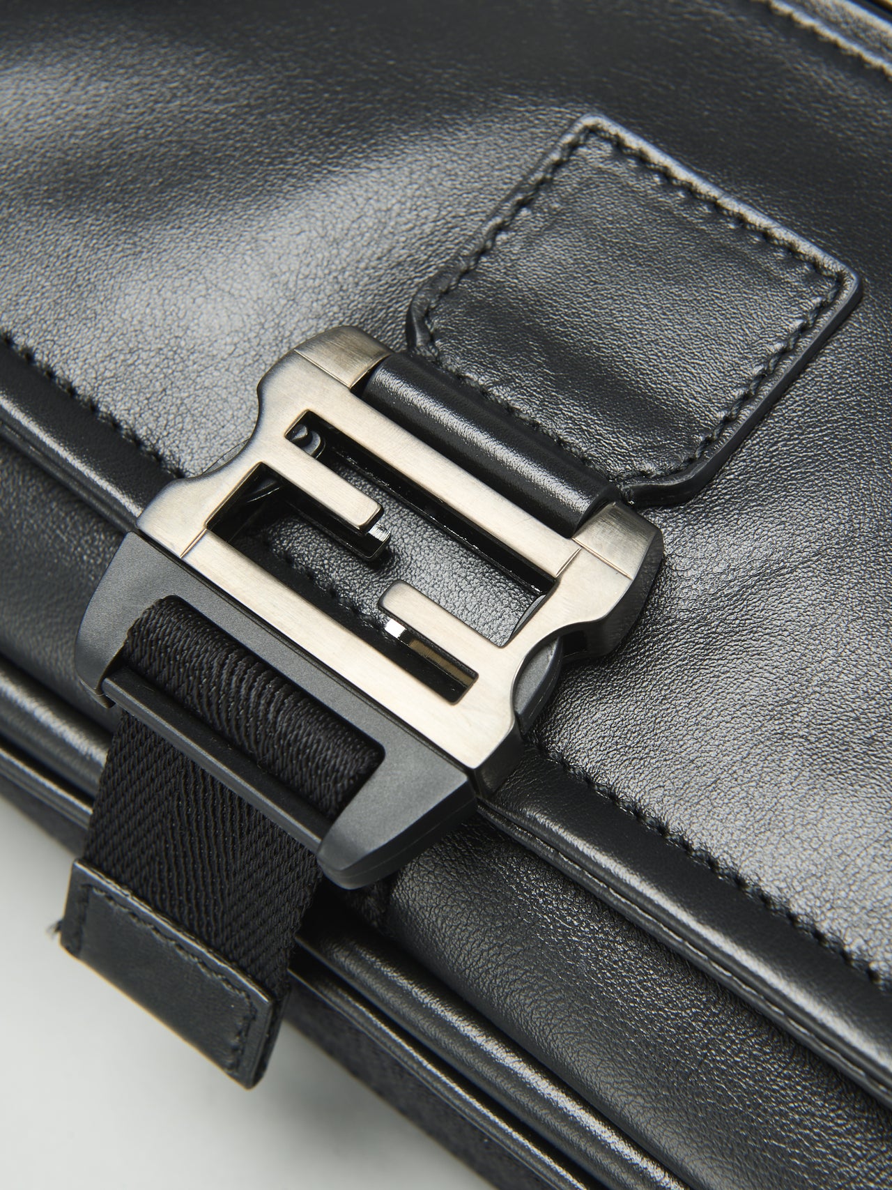 「フェンディ フラックス メッセンジャー」バッグ 「FF」ロゴ型バックル