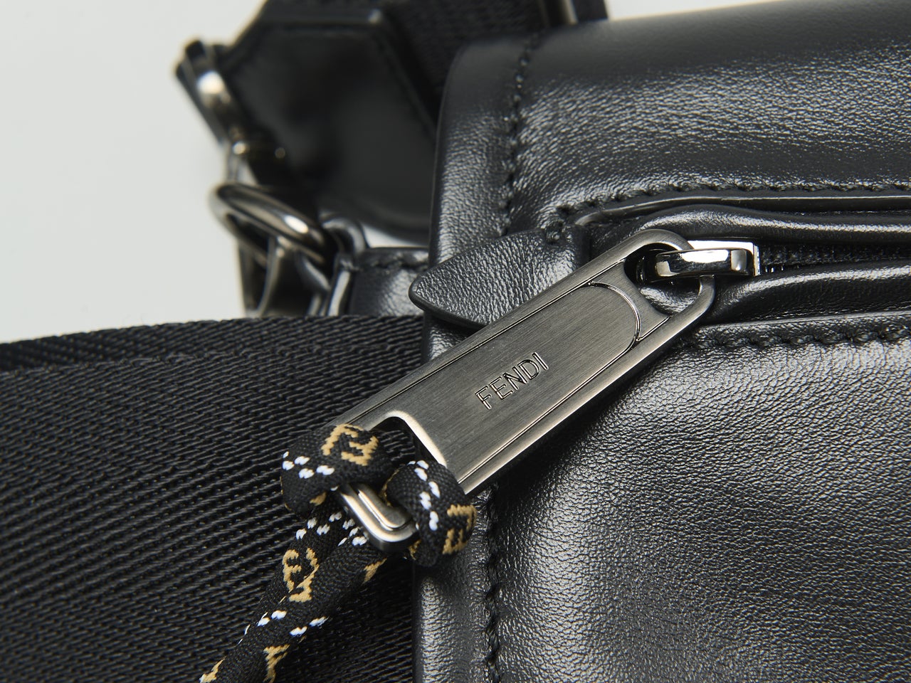 「フェンディ」で注目すべき&ldquo;黒の新作バッグ&rdquo;！ モダンかつラグジュアリーに生まれ変わったメッセンジャーバッグを要チェック。[FENDI]