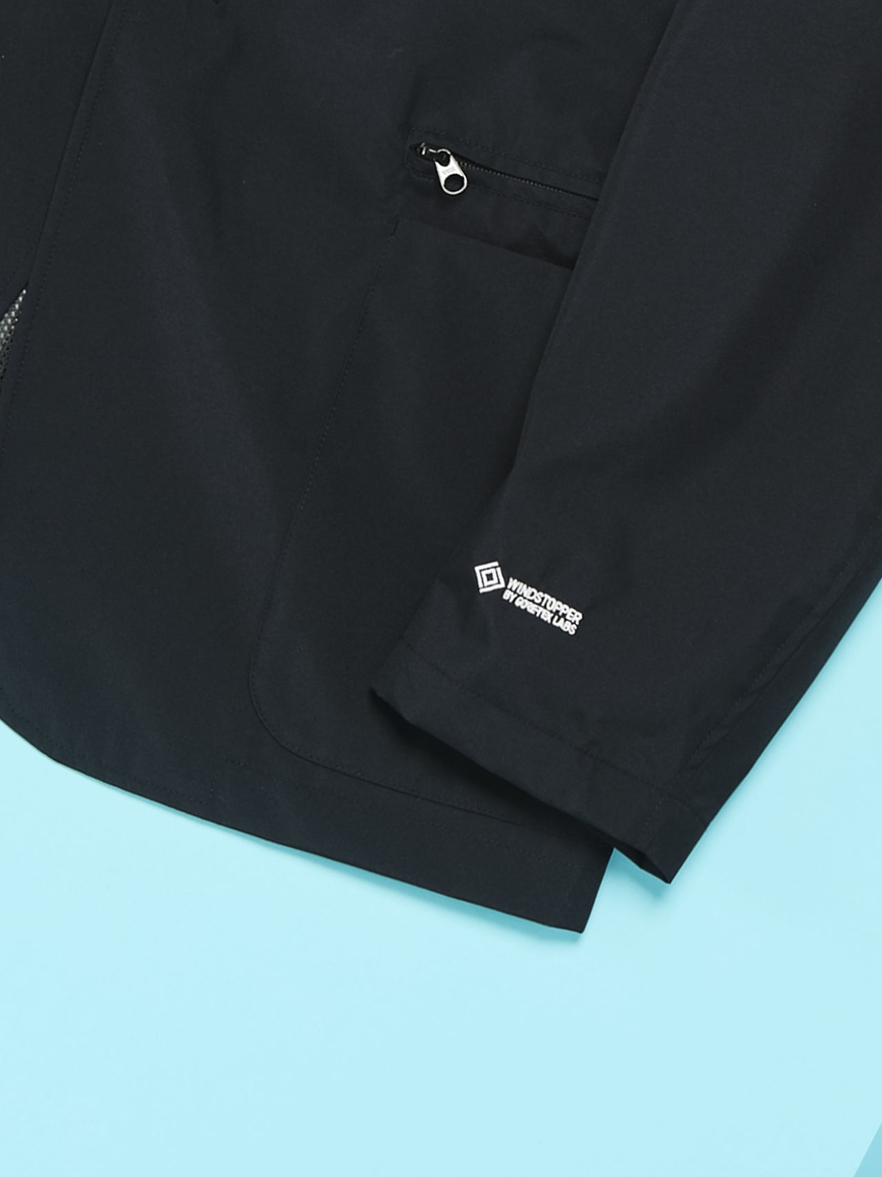 Plus Phenixのフリークス ストア別注黒ゴアテックスジャケット／GORE-TEX WINDSTOPPER PACKABLE TAILORED JACKETの袖ロゴ