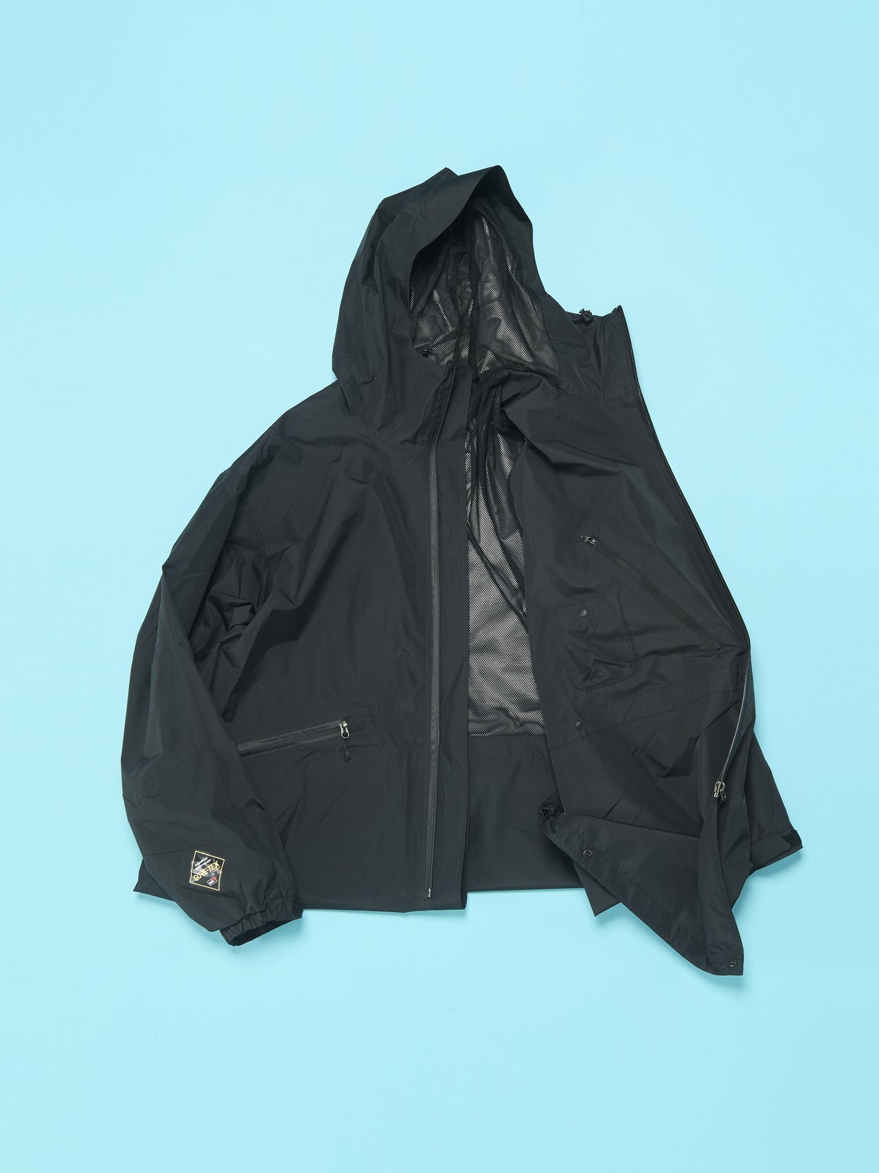 ダイワ ピア39の黒ゴアテックスコート／GORE-TEX TECH 2WAY CADET PARKAのジップ開いたバージョン