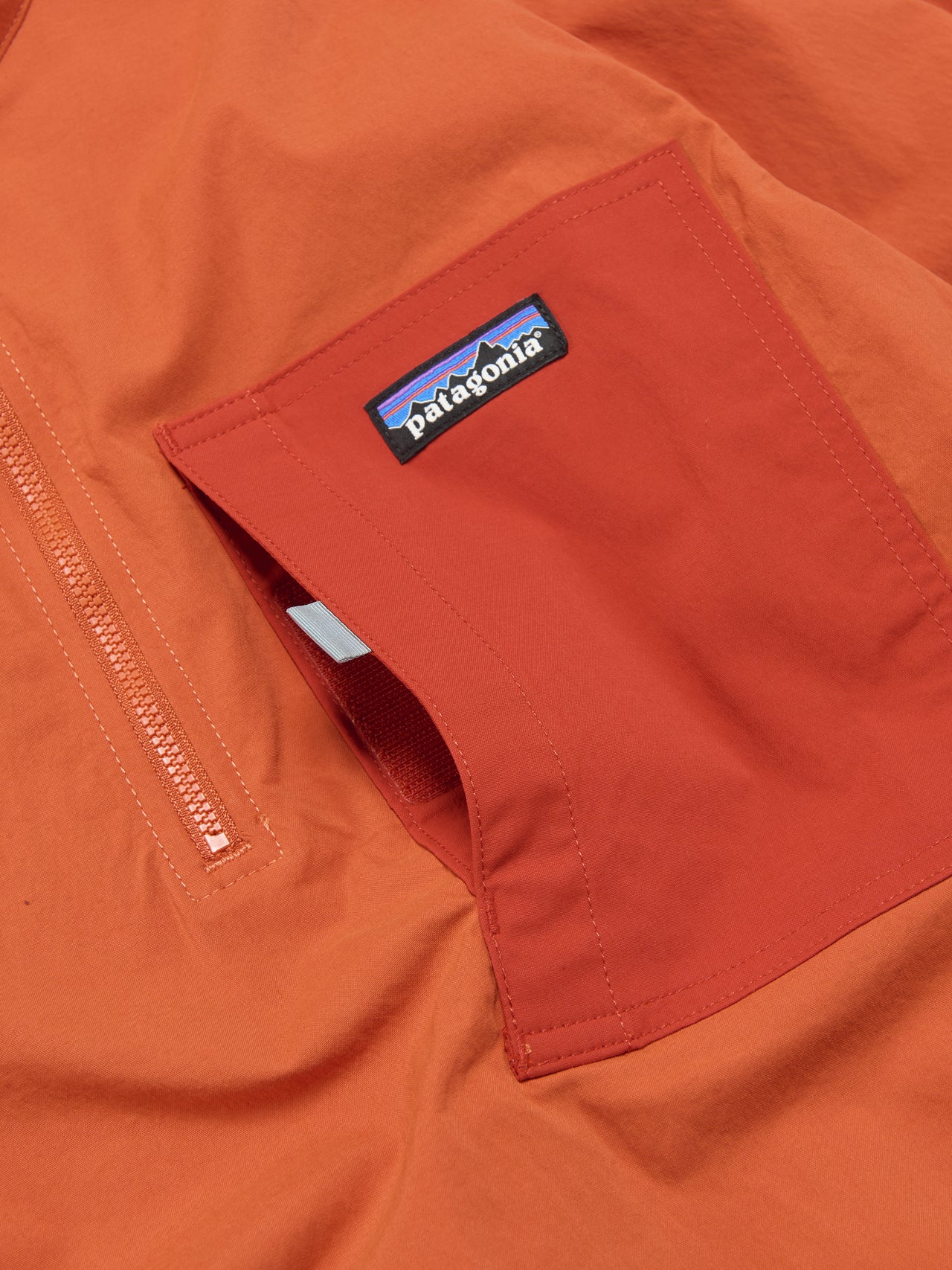 パタゴニアのメンズ・アウトドア・エブリデイ・マースピアル ジャケットの胸ポケット