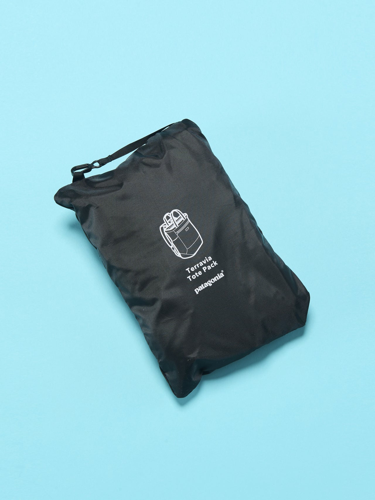 パタゴニアの黒いテラヴィア・トート・パック 24L バッグのコンパクトに畳んだサイズ