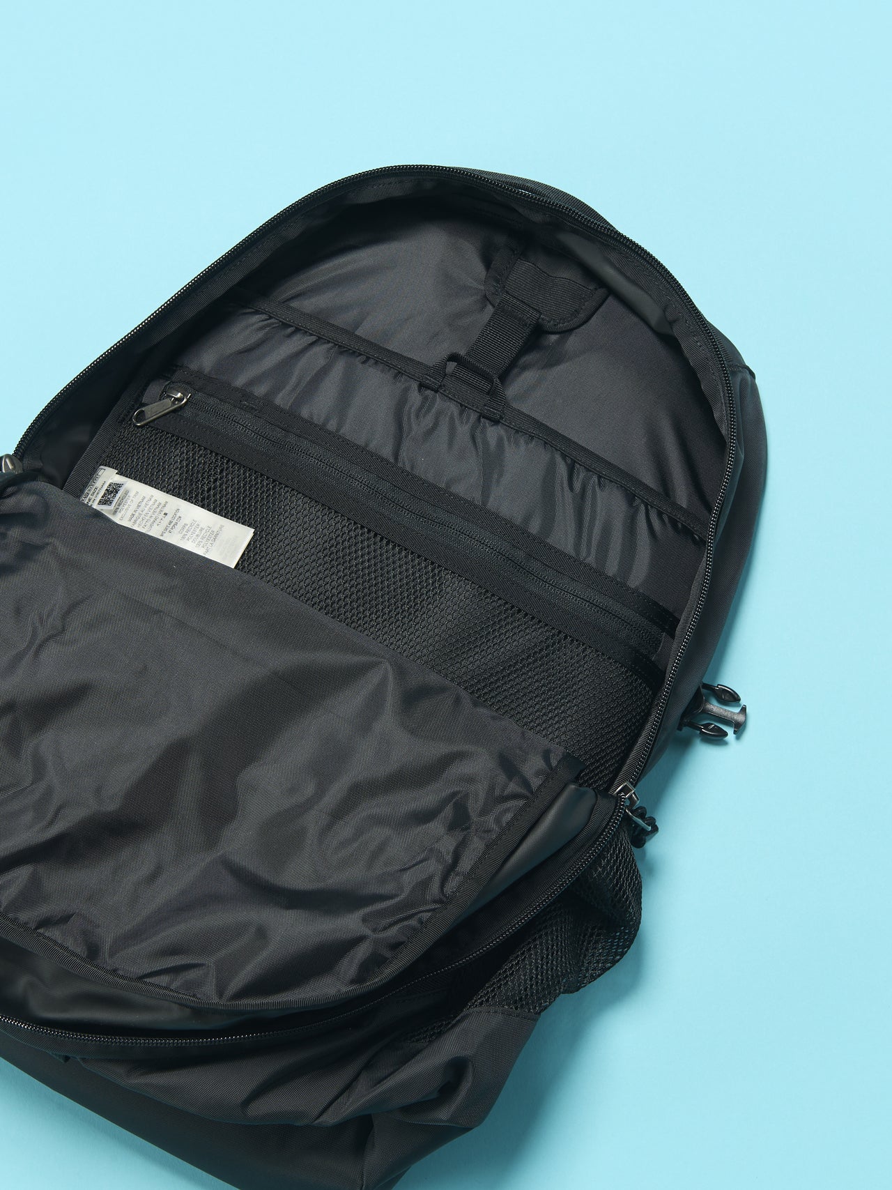 パタゴニアの黒いレフュジオ・デイパック 26L バッグのメインコンパートメント